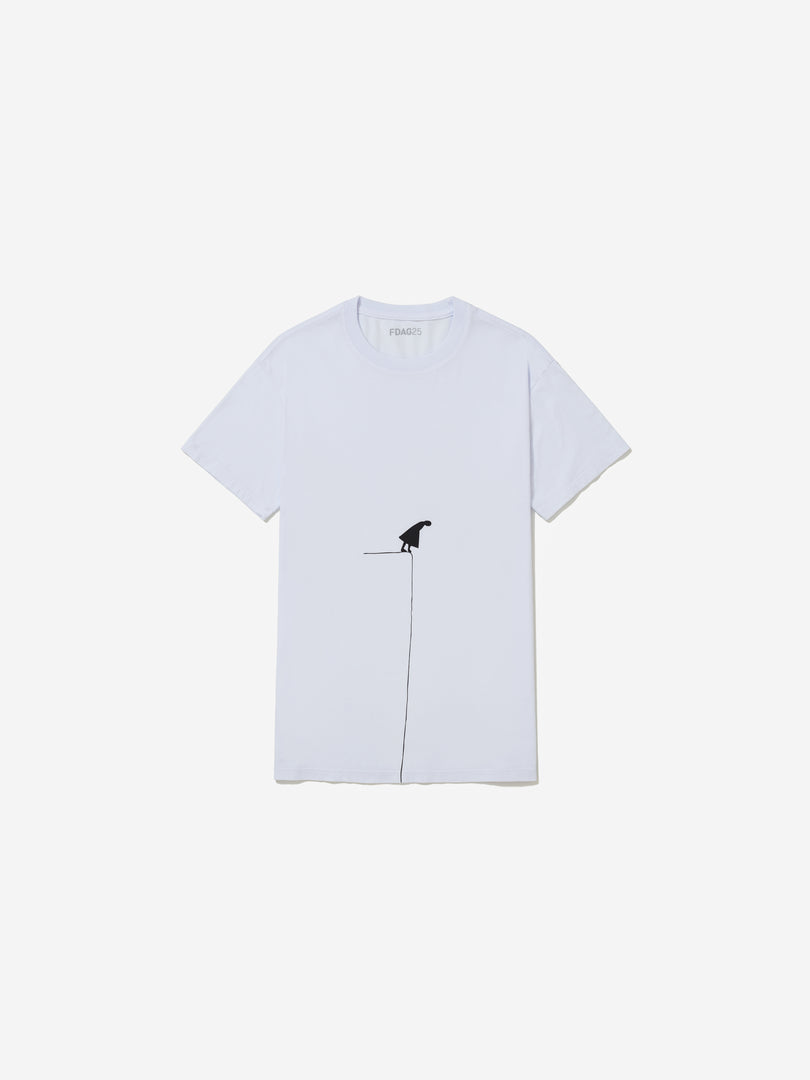 Vista frontal, com fundo cinza, da camiseta de Valeska Soares.