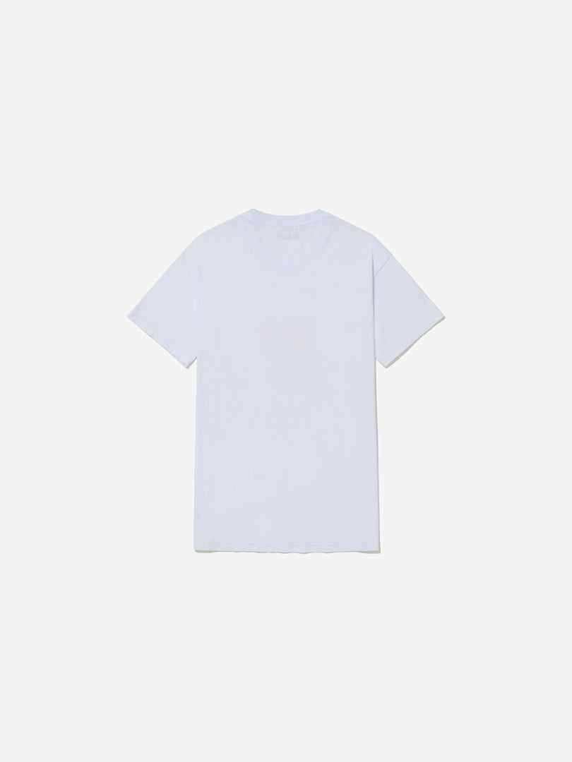 Vista traseira, com fundo cinza, da camiseta branca de Yuli Yamagata.